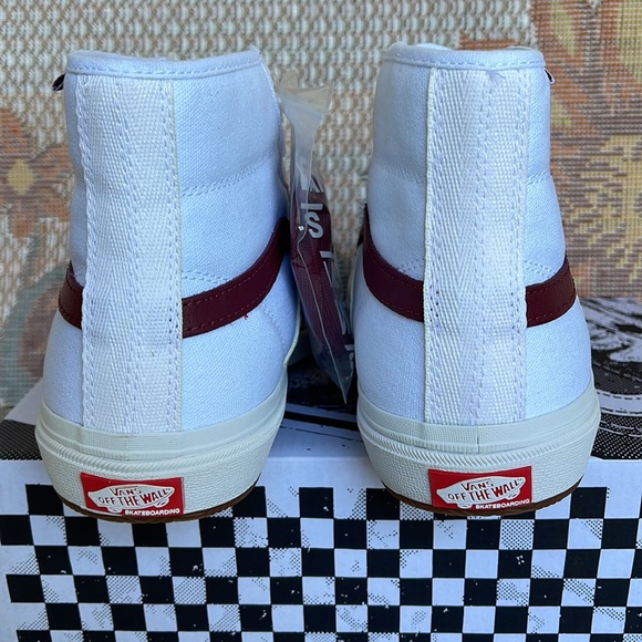 Vans WMNS Crockett High
White/Red
VN0A5JIGYF9
Sneakers - Picture 15 of 16